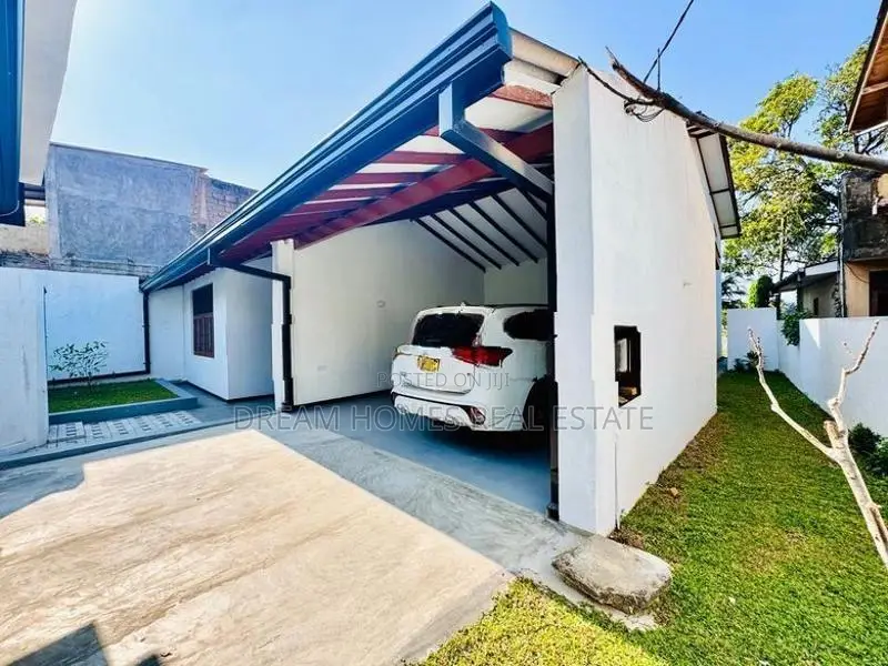 17 Perch Spacious Family House in Nugegoda