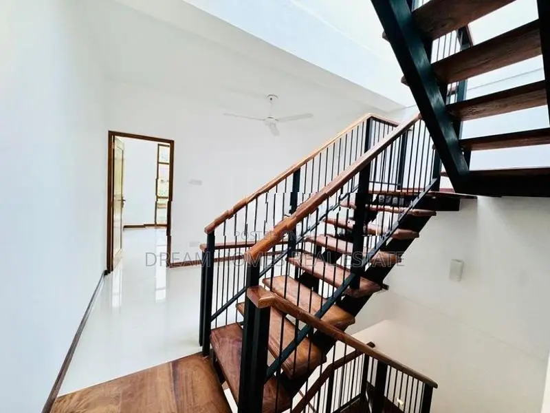 3-Story House for Sale in Nugegoda, Delkada
