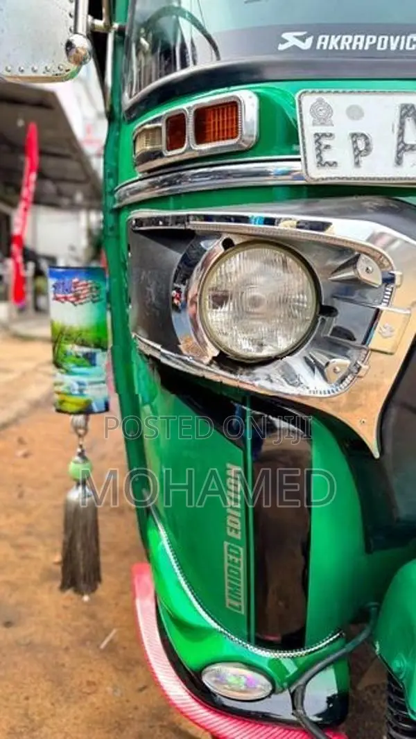 Bajaj RE 2016