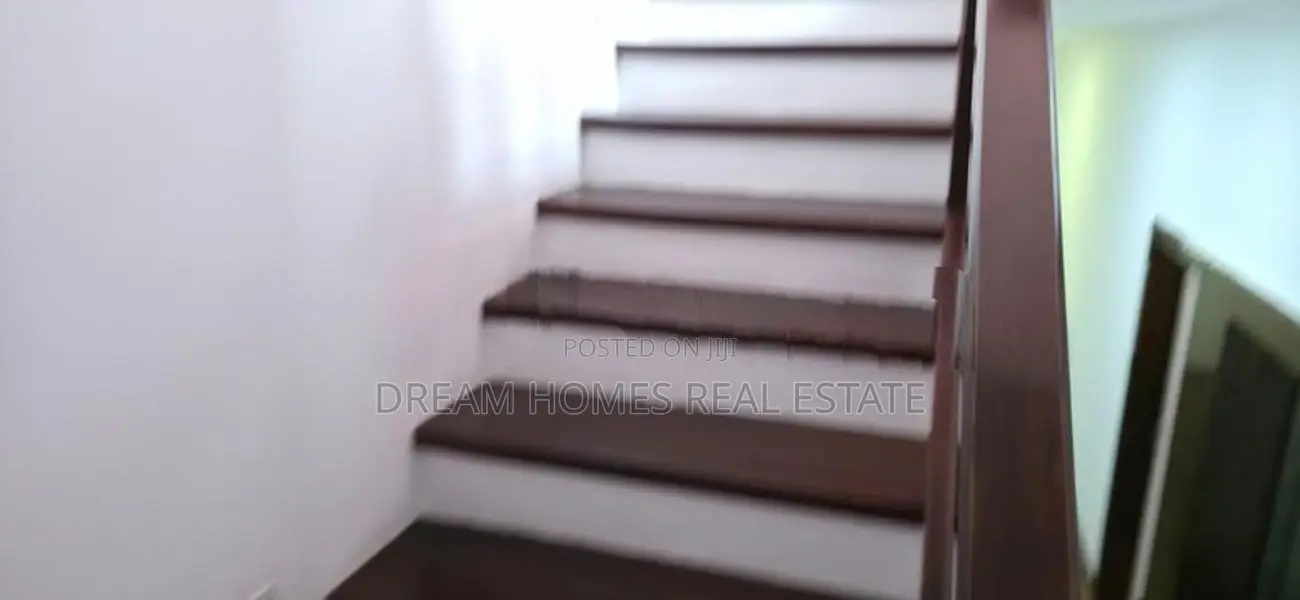 Modern 4-Storey Luxury Residence with Lift – Dehiwala (Nedimala)