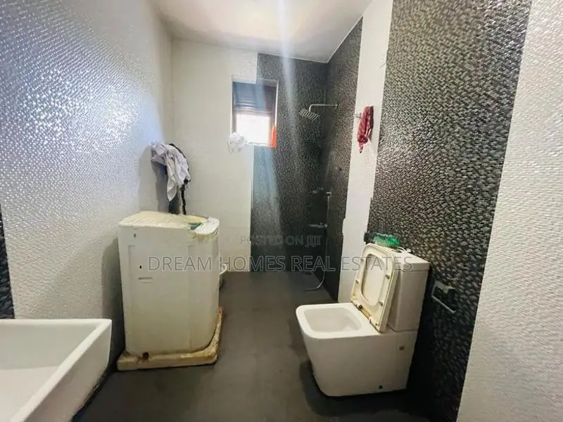 Spacious Family House for Sale – Makola