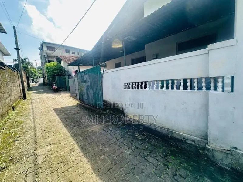 ( YS-1079)Valuable Residential Bare Land With House Sale in Kottawa