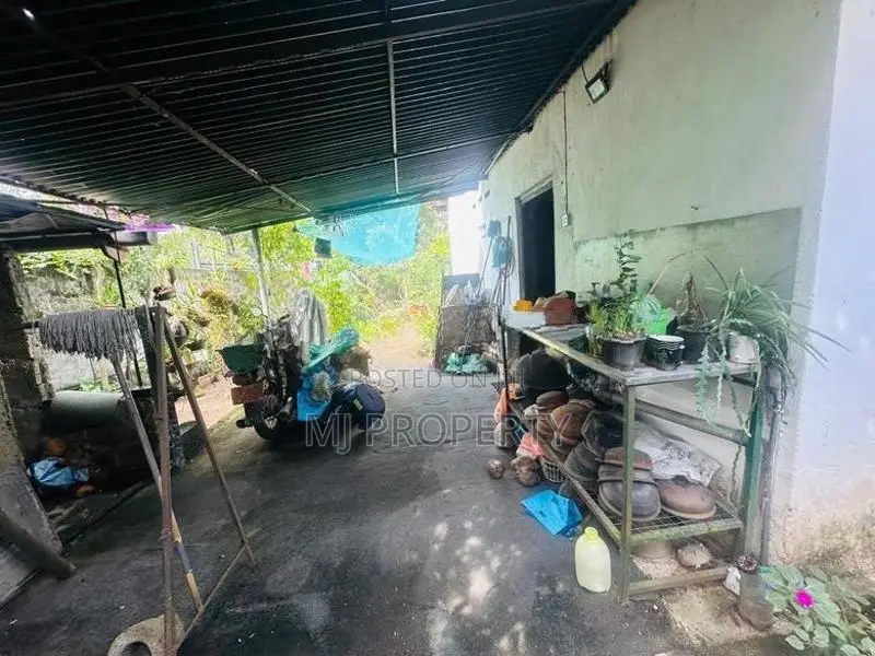 ( YS-1079)Valuable Residential Bare Land With House Sale in Kottawa