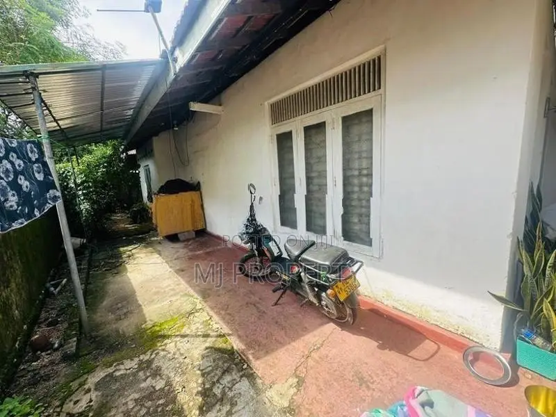 ( YS-1079)Valuable Residential Bare Land With House Sale in Kottawa