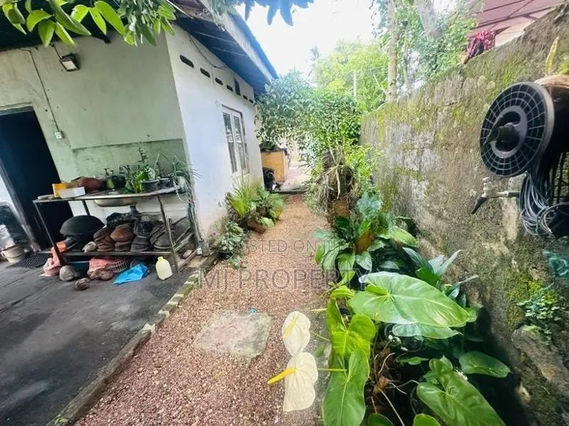 ( YS-1079)Valuable Residential Bare Land With House Sale in Kottawa