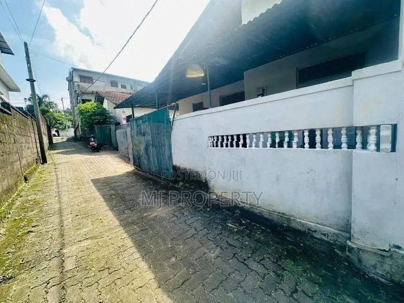 ( YS-1079)Valuable Residential Bare Land With House Sale in Kottawa