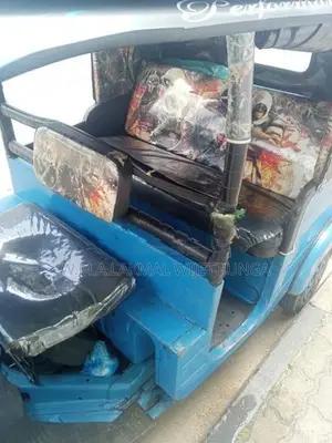 Bajaj RE 205 2014