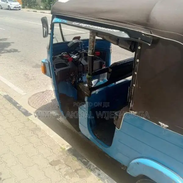Bajaj RE 205 2014