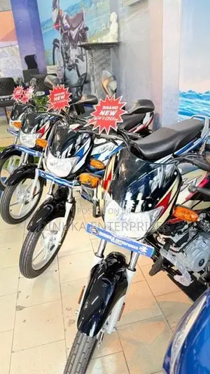 Bajaj CT100 es 2026