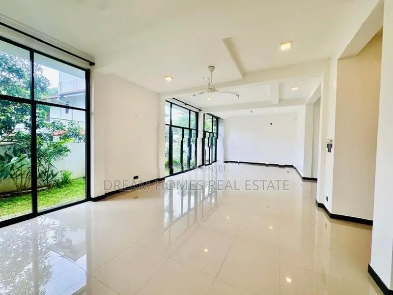 Home with Large Garden and Rooftop – Thalawathugoda