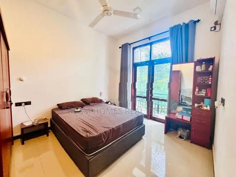 Home with Large Garden and Rooftop – Thalawathugoda