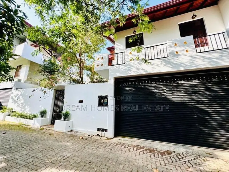 Spacious Family Home with Rooftop Terrace – Mirihana