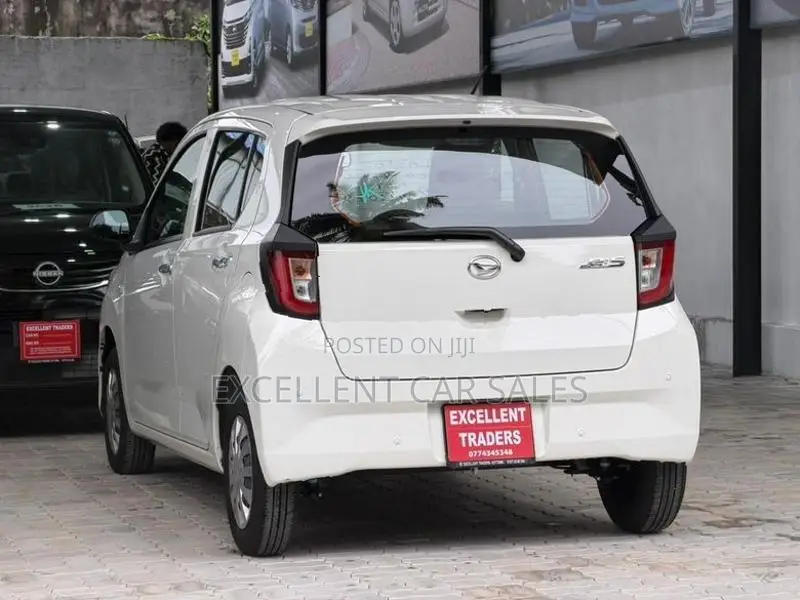 Daihatsu Mira ES 2025