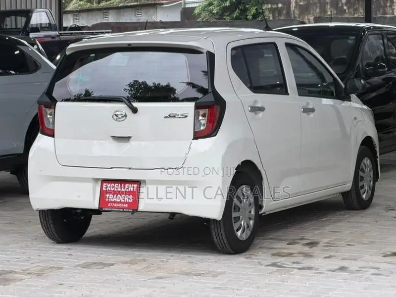 Daihatsu Mira ES 2025