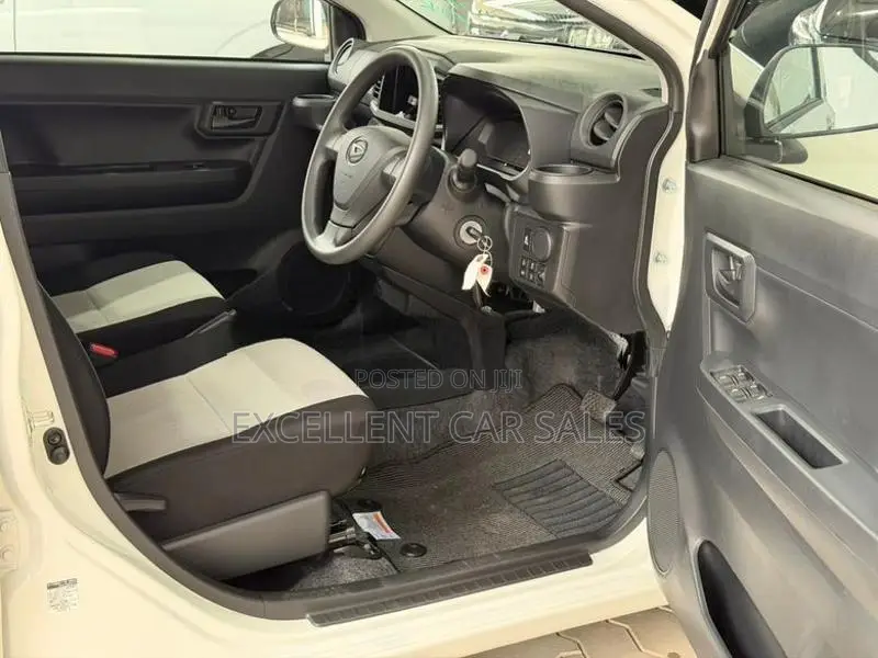 Daihatsu Mira ES 2025