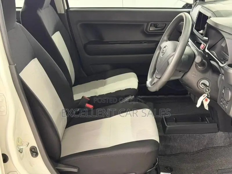 Daihatsu Mira ES 2025