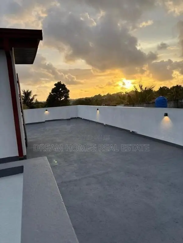 Modern 4 Bedroom House with Rooftop – Kesbewa