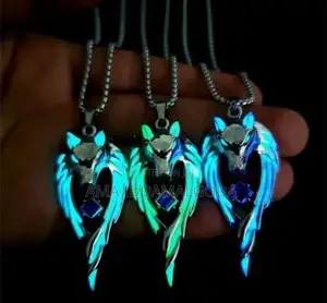 Wolf pendant necklace (Glow in the dark!)