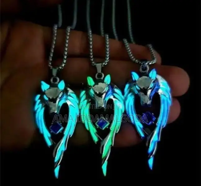 Wolf pendant necklace (Glow in the dark!)