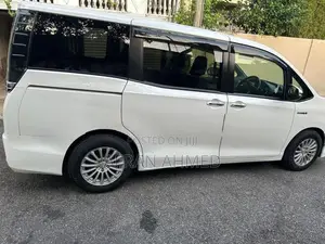 Toyota Voxy 2014