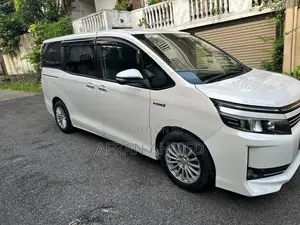Toyota Voxy 2014