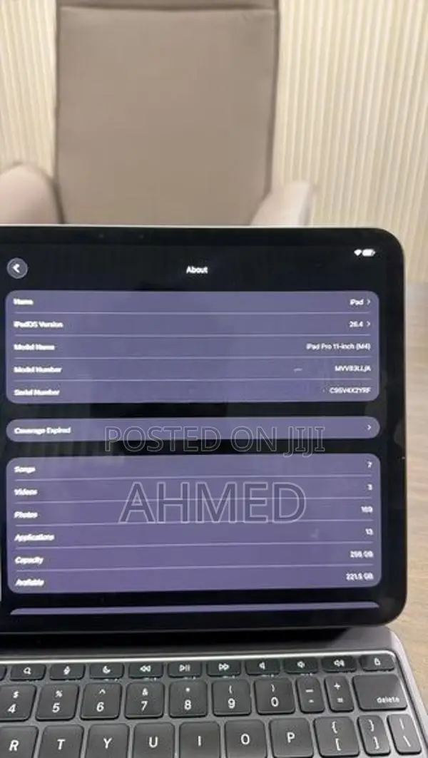 Apple iPad M4 with Magic Keyboard