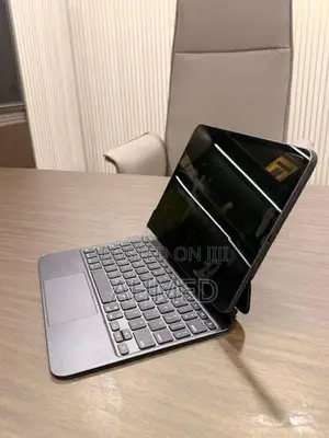 Apple iPad M4 with Magic Keyboard