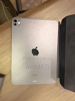 Apple iPad M4 with Magic Keyboard