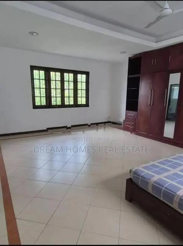 4BR Family Home with Rooftop Area in Dehiwala