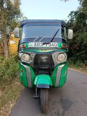 Bajaj RE 205 2018