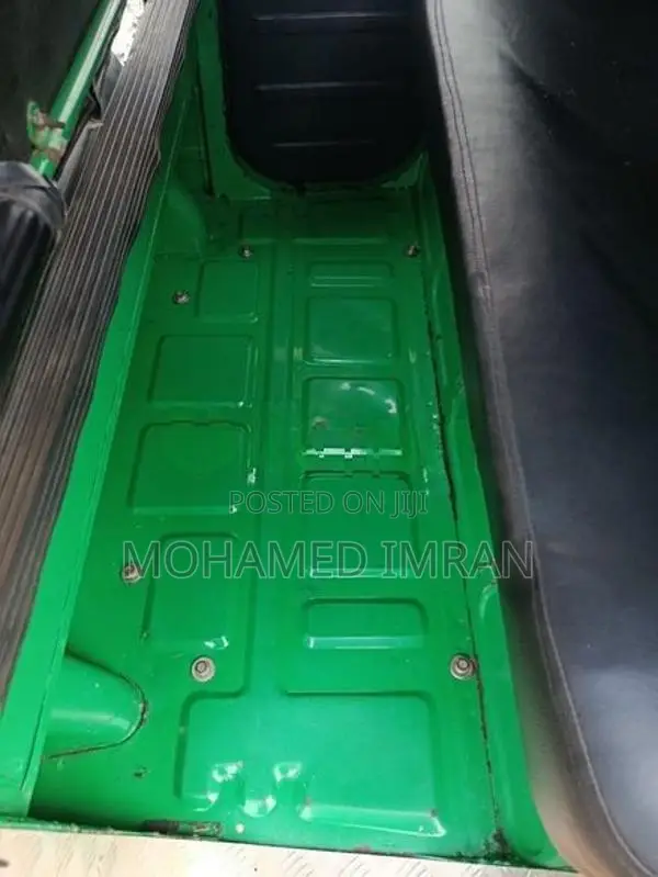Bajaj RE 205 2018