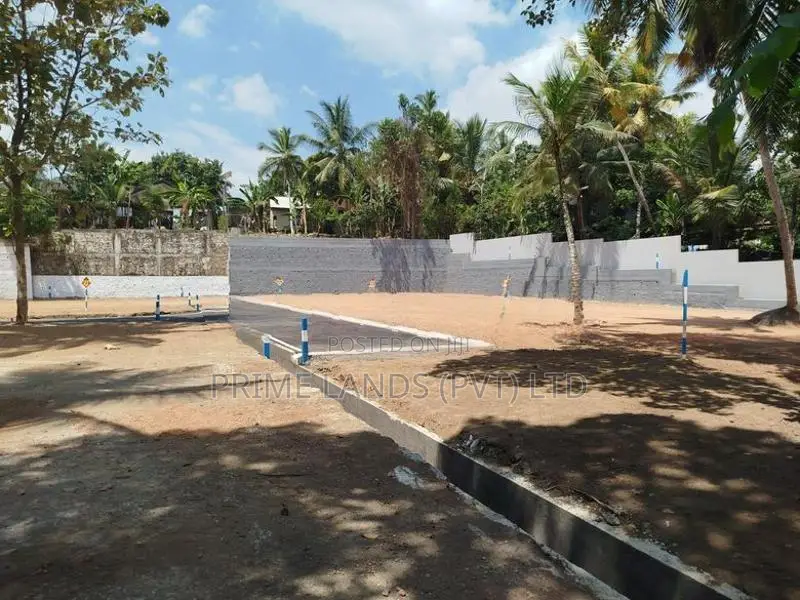 බොකුන්දර මකුළුදූව පාරෙන් බිම් කොටසක් විකිණීමට