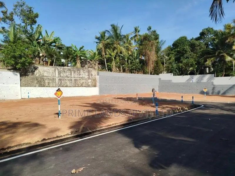 බොකුන්දර මකුළුදූව පාරෙන් බිම් කොටසක් විකිණීමට