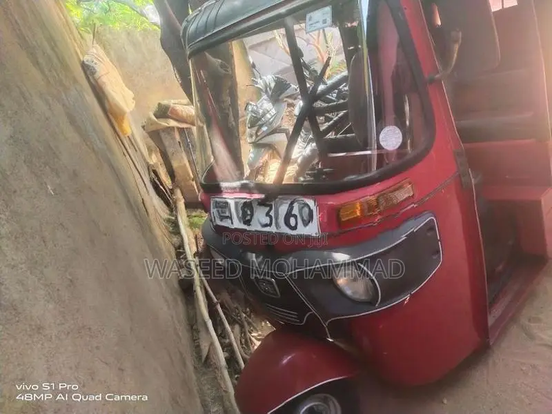 Bajaj RE Red 2019