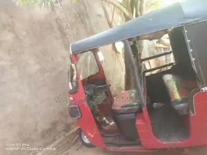 Bajaj RE Red 2019