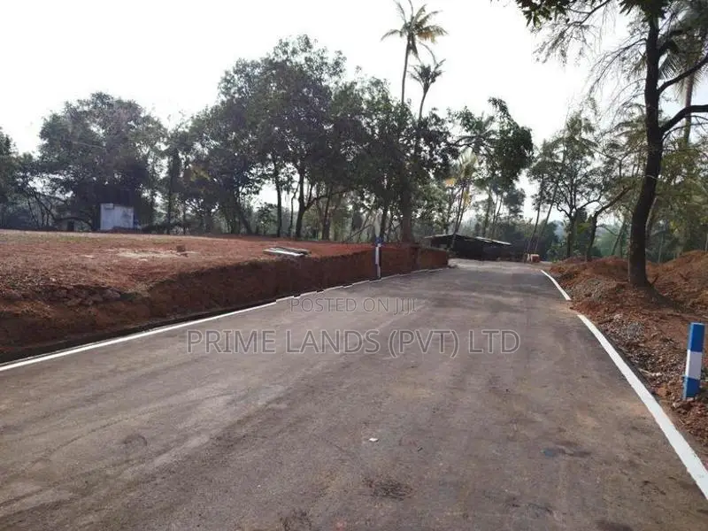 අඹතලේ හන්දියට ආසන්නව බිම් කොටස් විකිණීමට