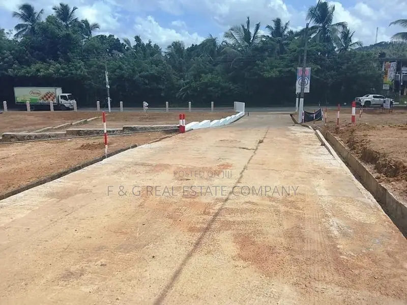 මීපේ ඉංගිරිය (124) ප්‍රධාන බස් පාරට මුහුණලා බිම්කොටස් විකිණීමට