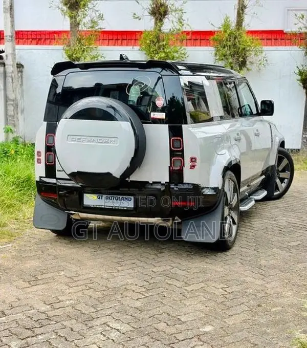 Land Rover Defender X-Dynamic HSE P300e 2026