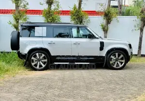 Land Rover Defender X-Dynamic HSE P300e 2026