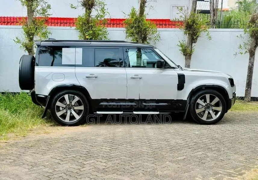 Land Rover Defender X-Dynamic HSE P300e 2026