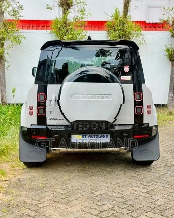 Land Rover Defender X-Dynamic HSE P300e 2026