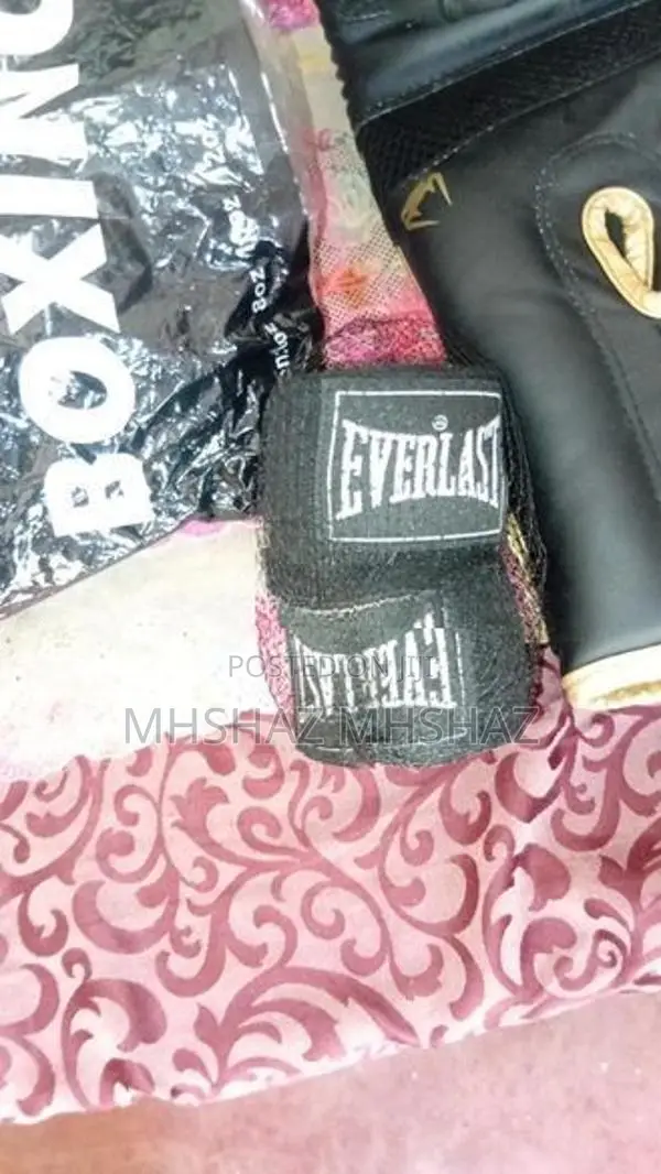 Kik Boxing Gloves with Rappin Bandage Punch Bag