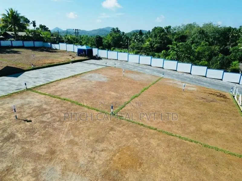 කලුඅග්ගල Leisure World එකට මායිම ඇති වටිනා බිම් කොටසක්