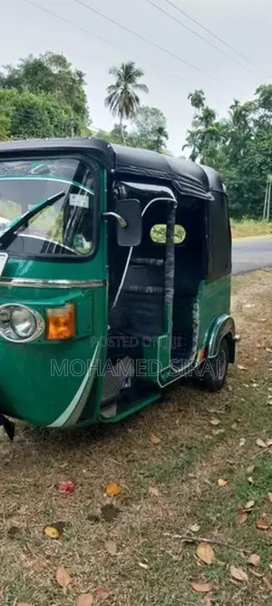 Bajaj RE 205 2011