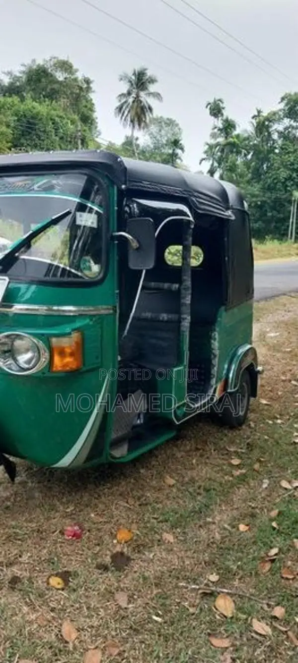 Bajaj RE 205 2011