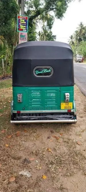 Bajaj RE 205 2011
