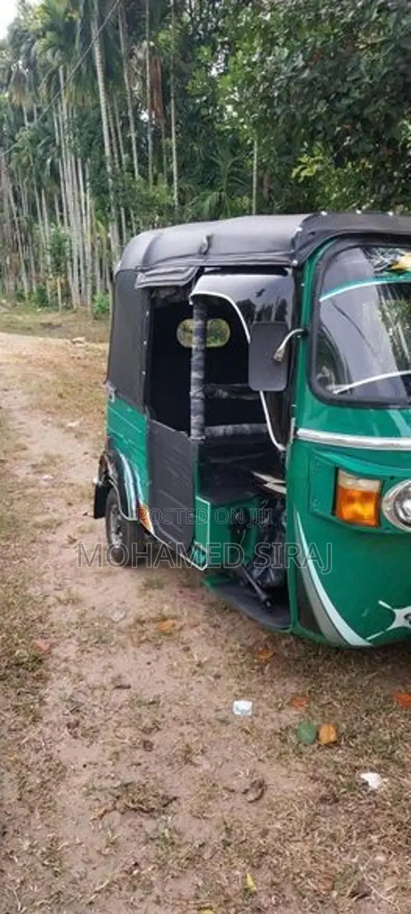 Bajaj RE 205 2011