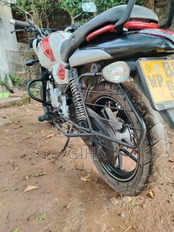 Bajaj V15 2016