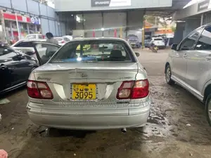 Nissan Sunny 2000