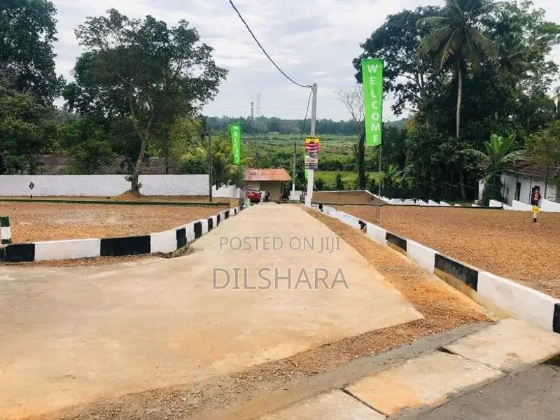 කැකනදුරෙන් ඉඩමක්